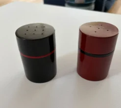 Salière et poivrier en bois laqué