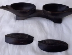 Salière et poivrier en bois sculpté