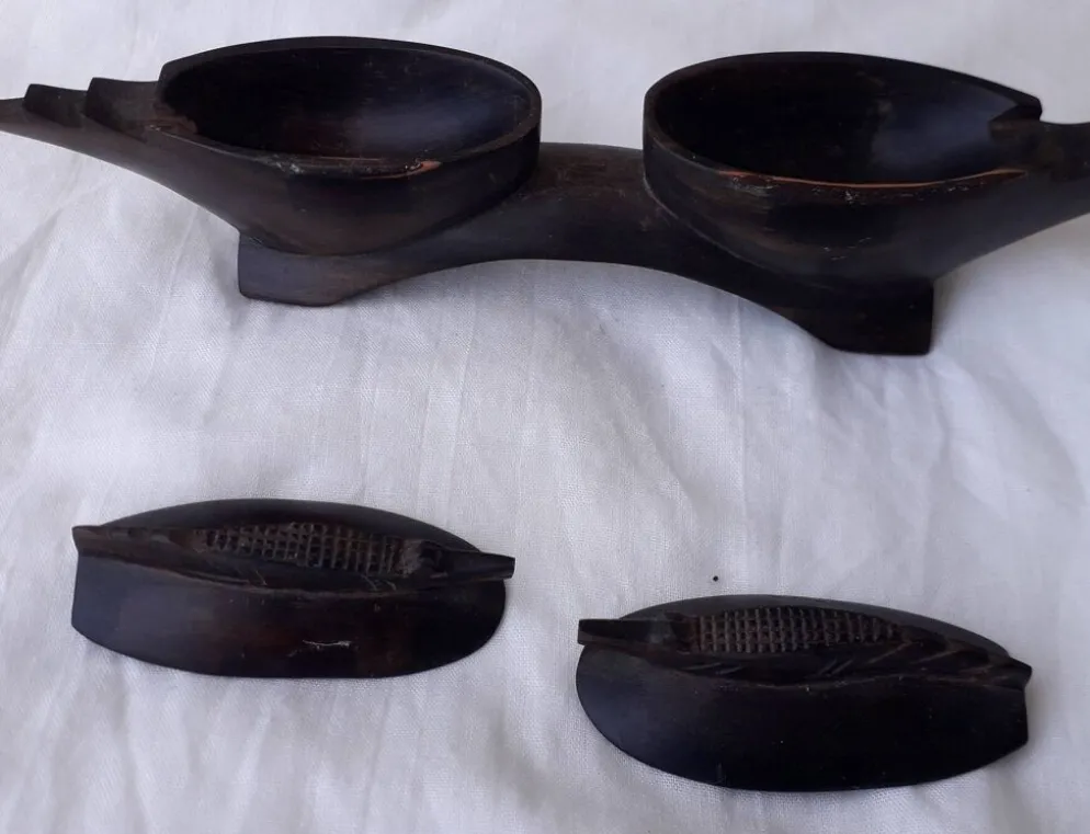 Salière et poivrier en bois sculpté