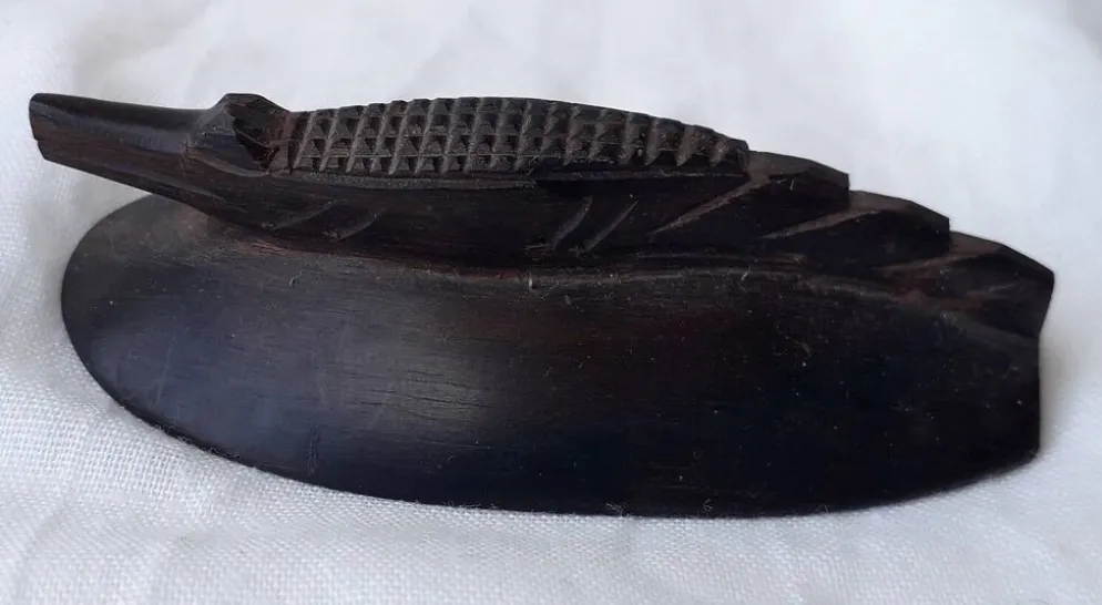 Salière et poivrier en bois sculpté