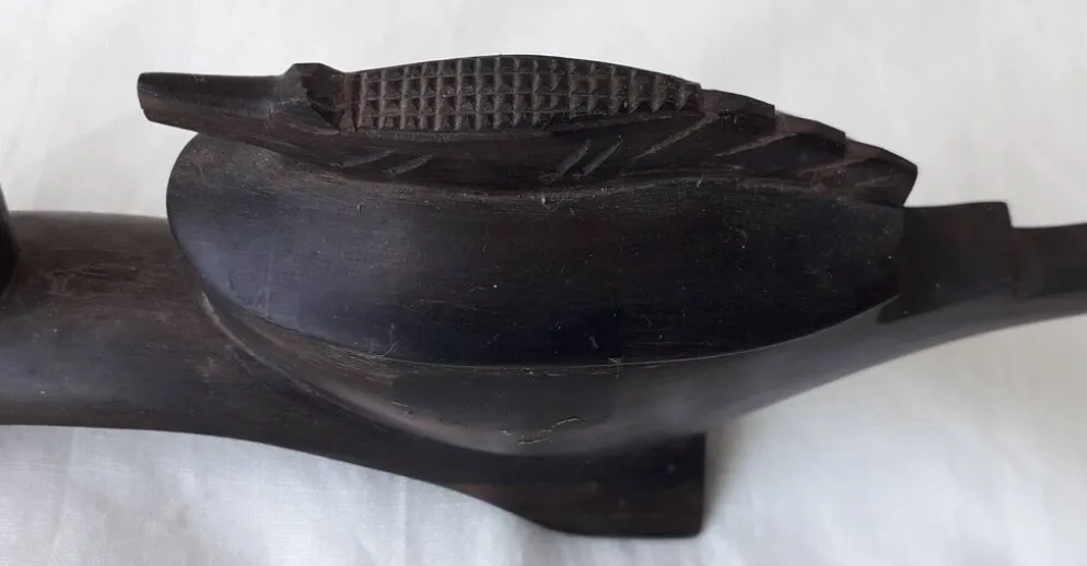Salière et poivrier en bois sculpté