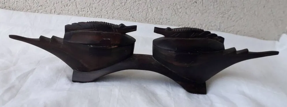 Salière et poivrier en bois sculpté