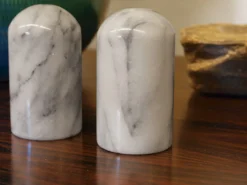 Salière et poivrier en marbre de Carrare