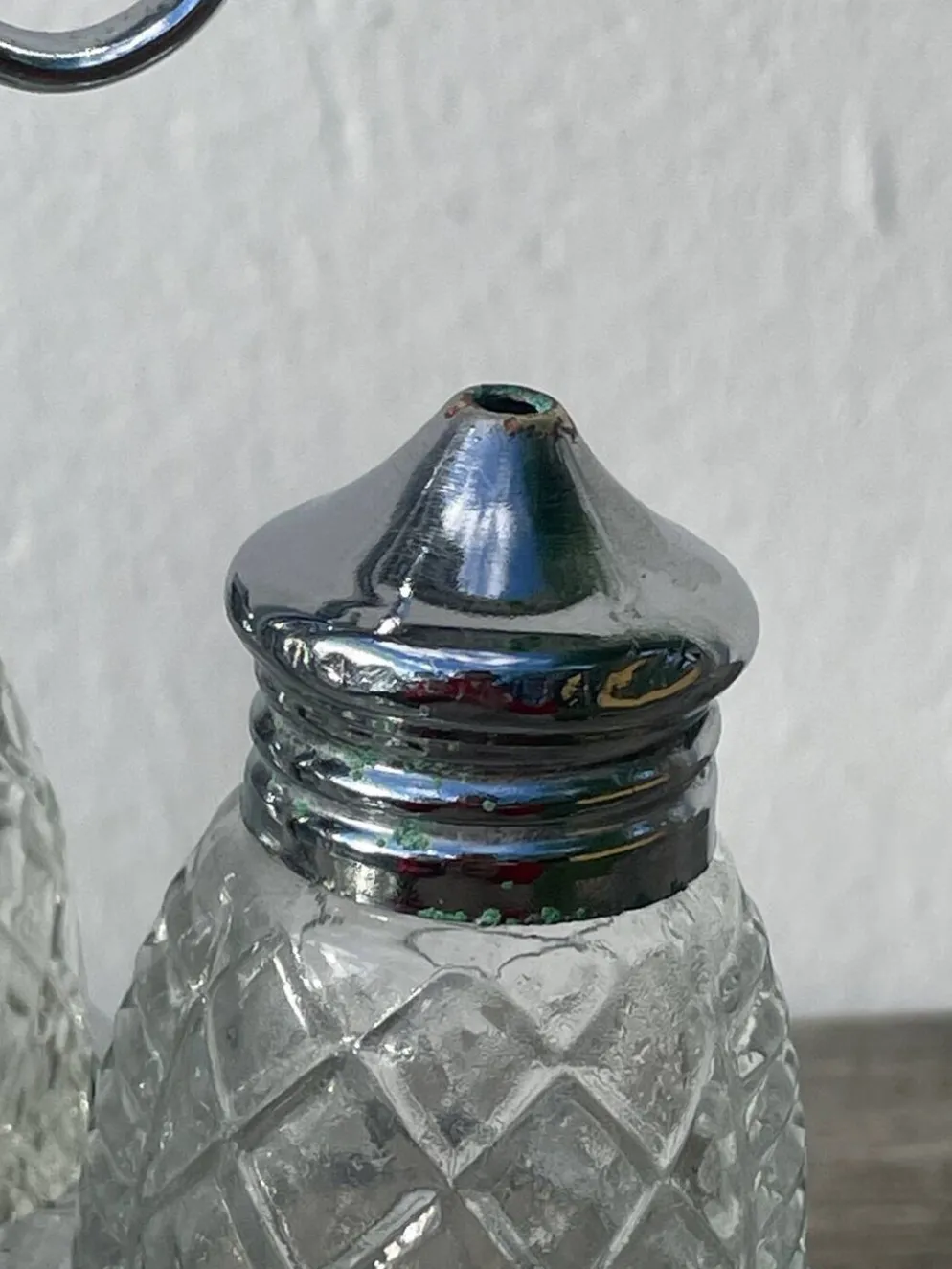 Salière et poivrier en métal argenté et verre