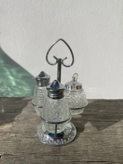 Salière et poivrier en métal argenté et verre