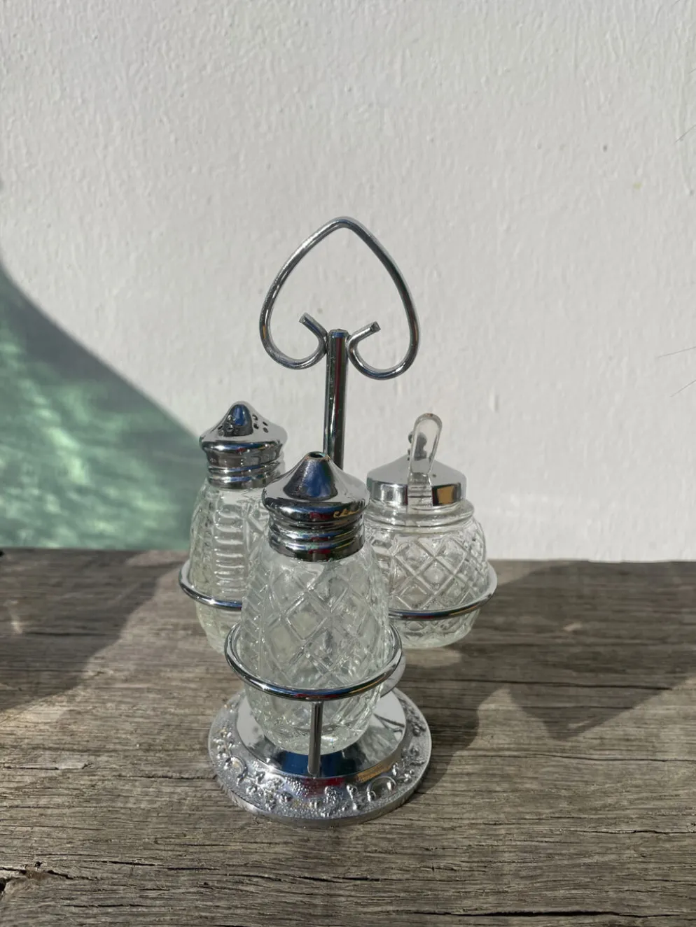 Salière et poivrier en métal argenté et verre
