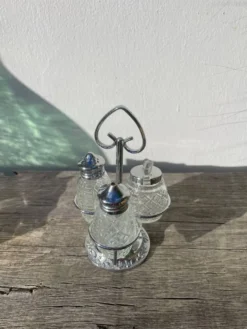 Salière et poivrier en métal argenté et verre