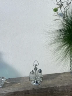 Salière et poivrier en métal argenté et verre