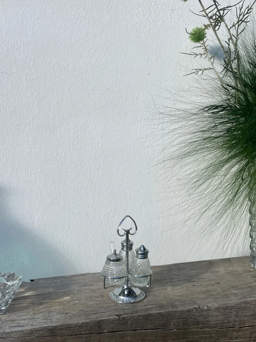 Salière et poivrier en métal argenté et verre