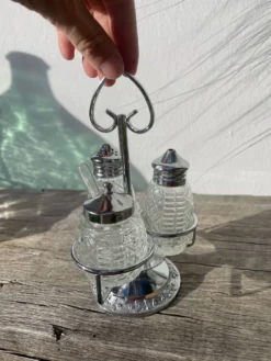 Salière et poivrier en métal argenté et verre
