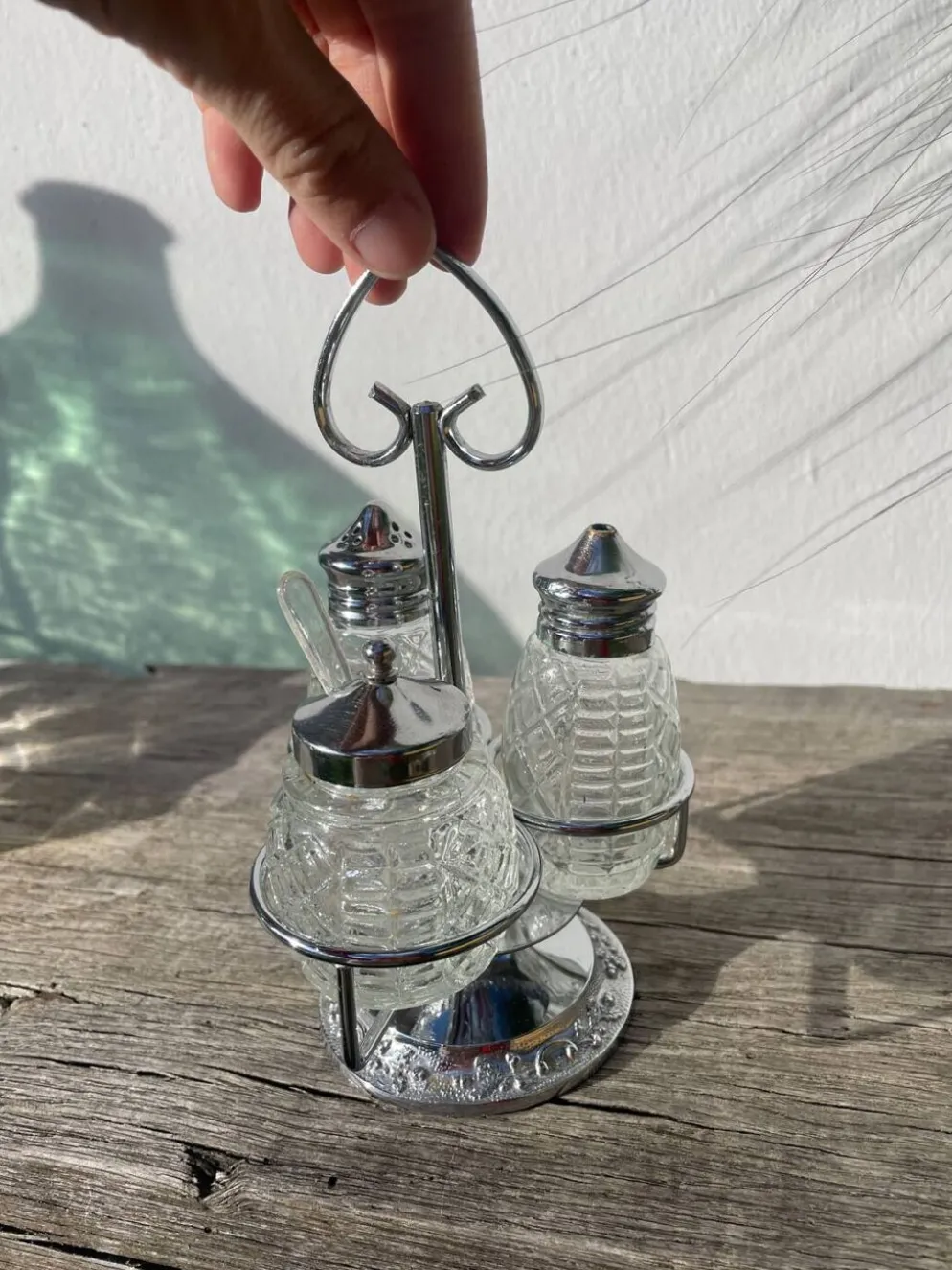 Salière et poivrier en métal argenté et verre