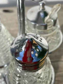 Salière et poivrier en métal argenté et verre
