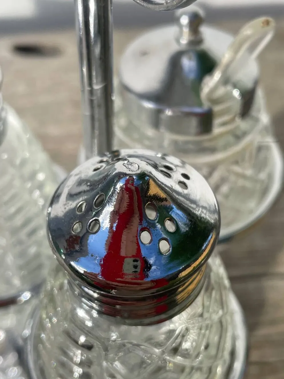 Salière et poivrier en métal argenté et verre