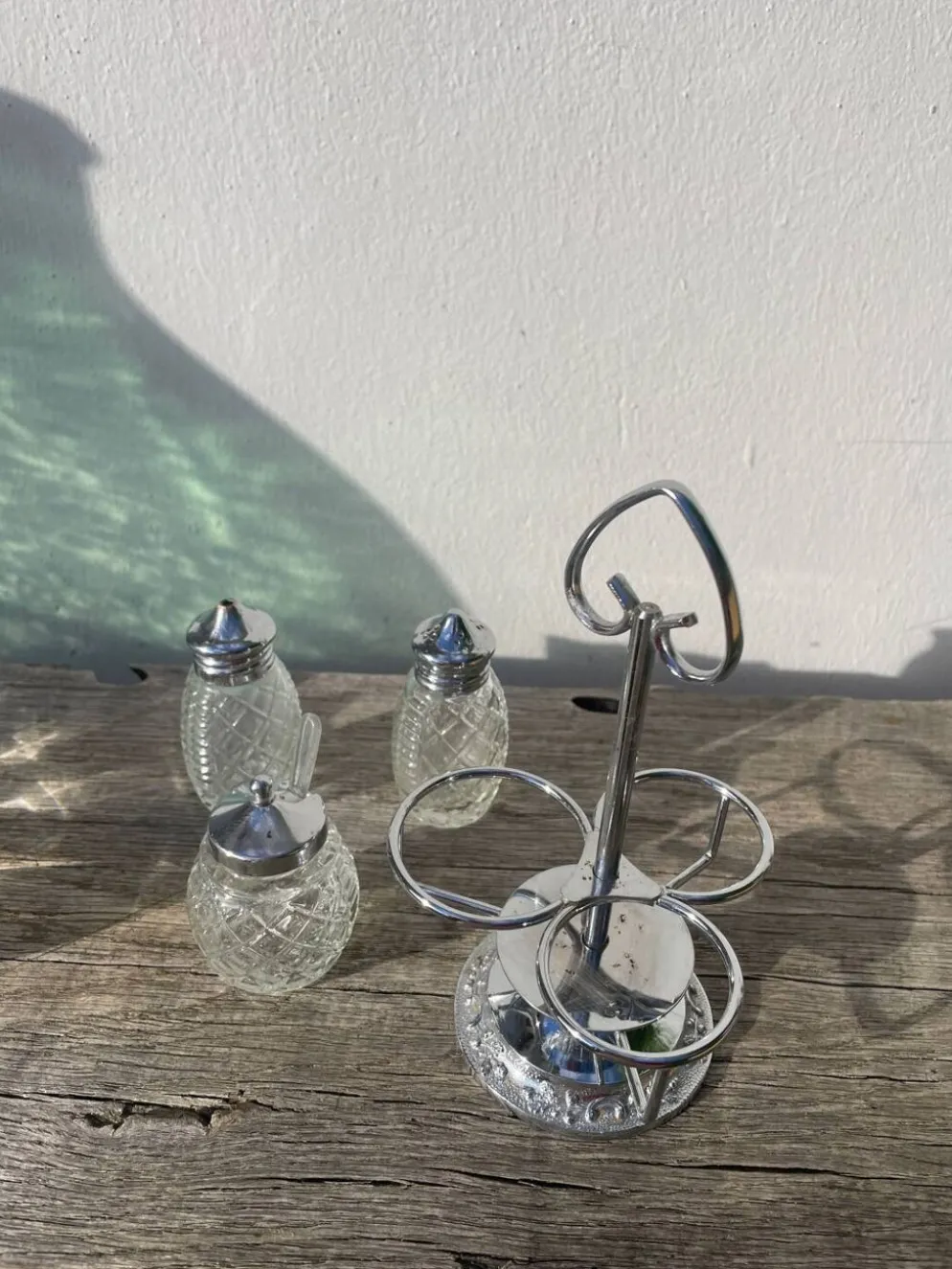 Salière et poivrier en métal argenté et verre