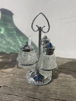 Salière et poivrier en métal argenté et verre