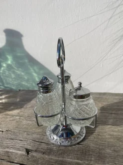 Salière et poivrier en métal argenté et verre