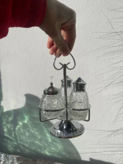Salière et poivrier en métal argenté et verre
