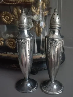 Salière et poivrier en métal argenté