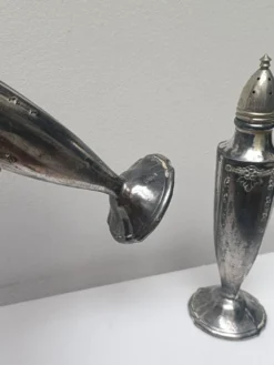 Salière et poivrier en métal argenté