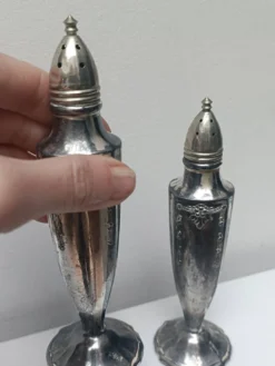 Salière et poivrier en métal argenté