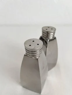 Salière et poivrier en métal chromé vintage