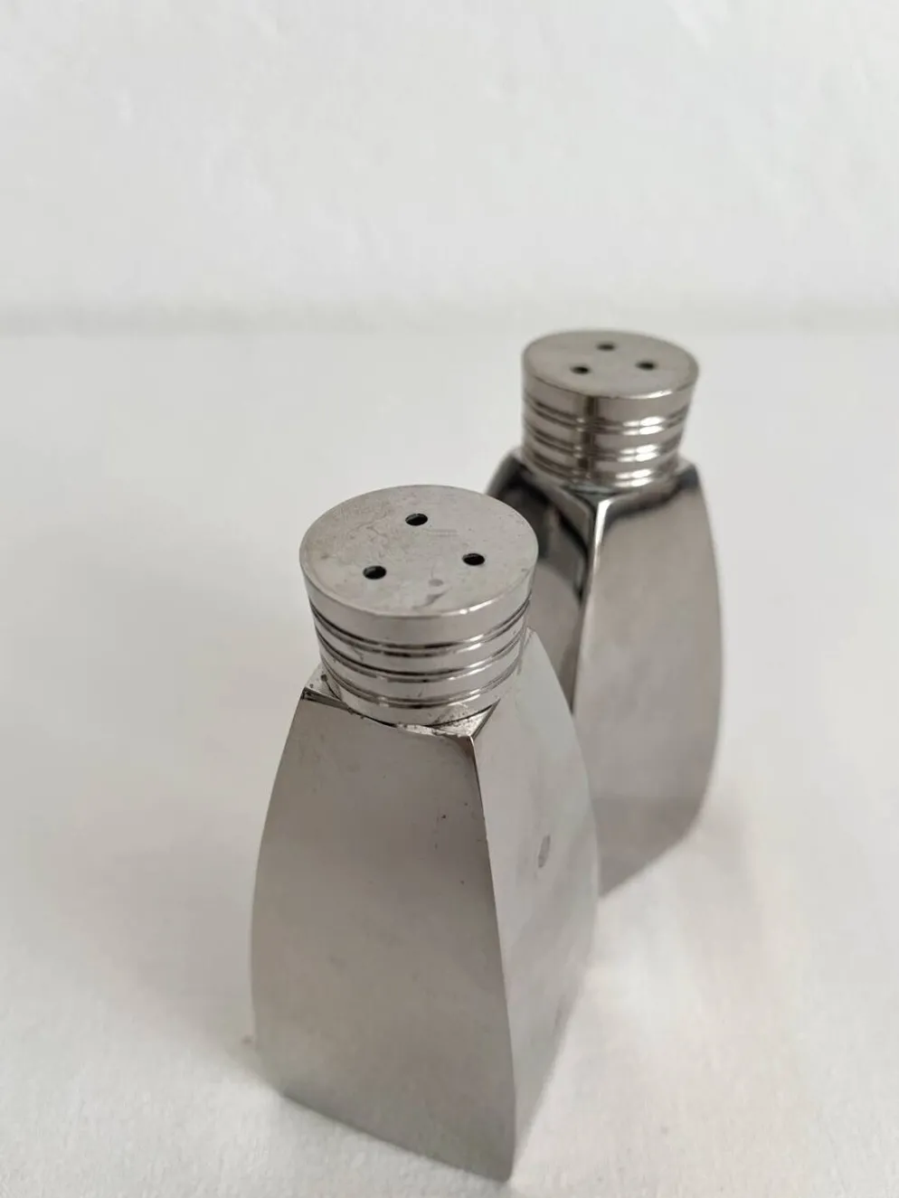 Salière et poivrier en métal chromé vintage