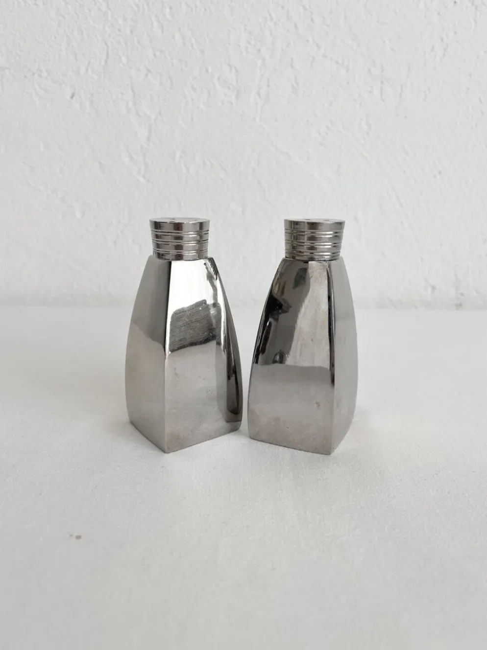 Salière et poivrier en métal chromé vintage