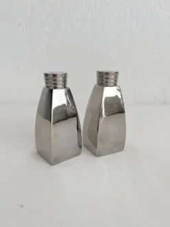 Salière et poivrier en métal chromé vintage