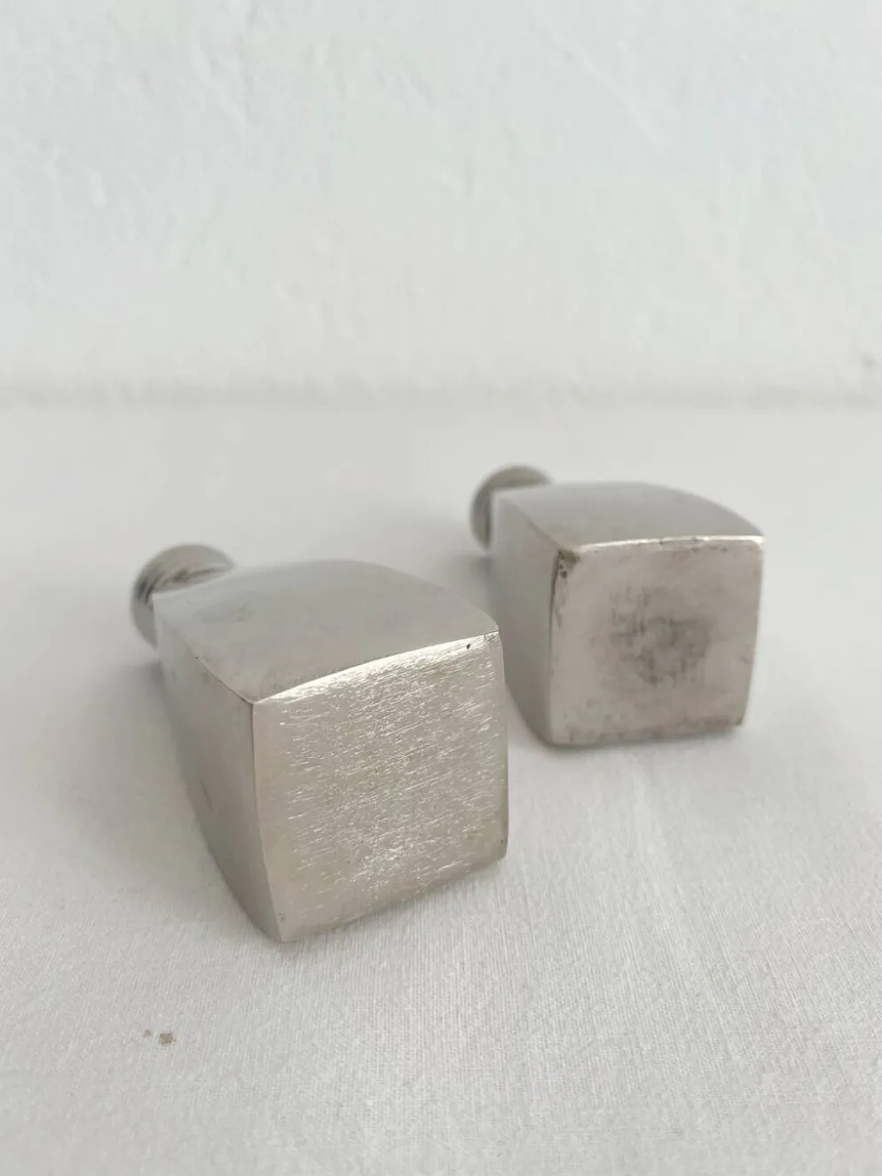 Salière et poivrier en métal chromé vintage