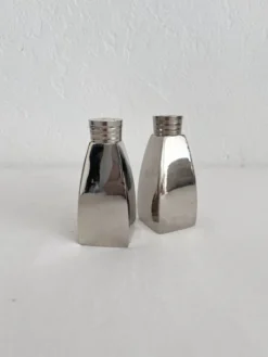 Salière et poivrier en métal chromé vintage