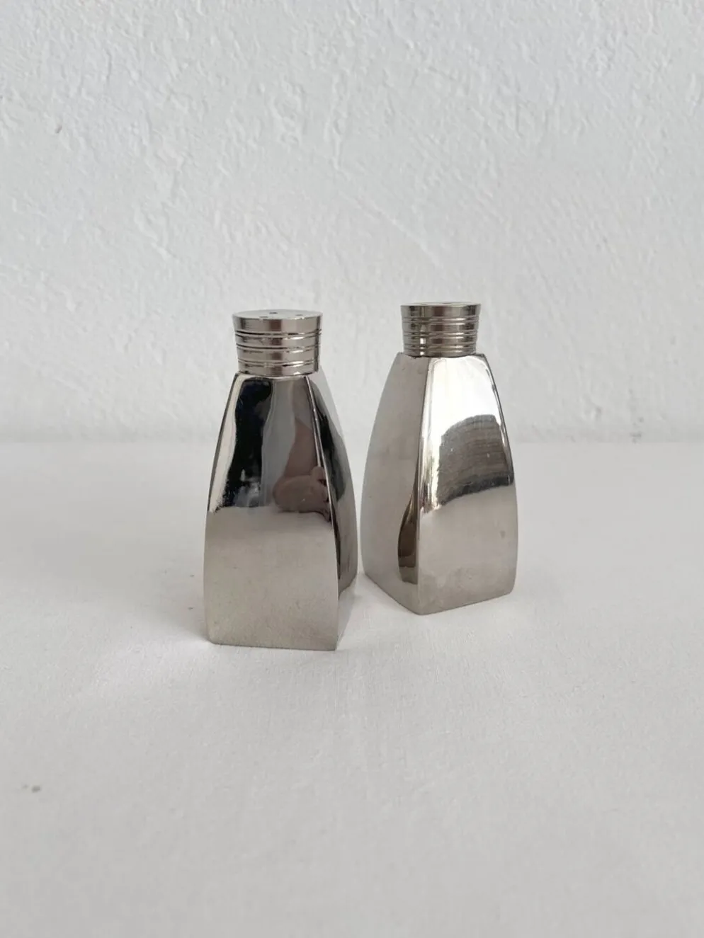 Salière et poivrier en métal chromé vintage
