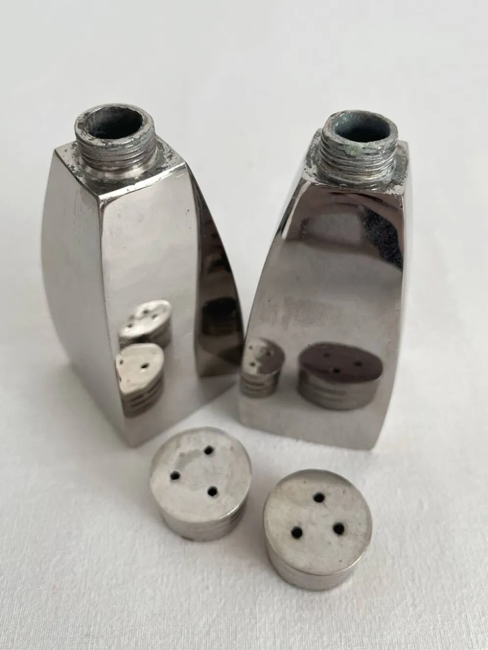 Salière et poivrier en métal chromé vintage