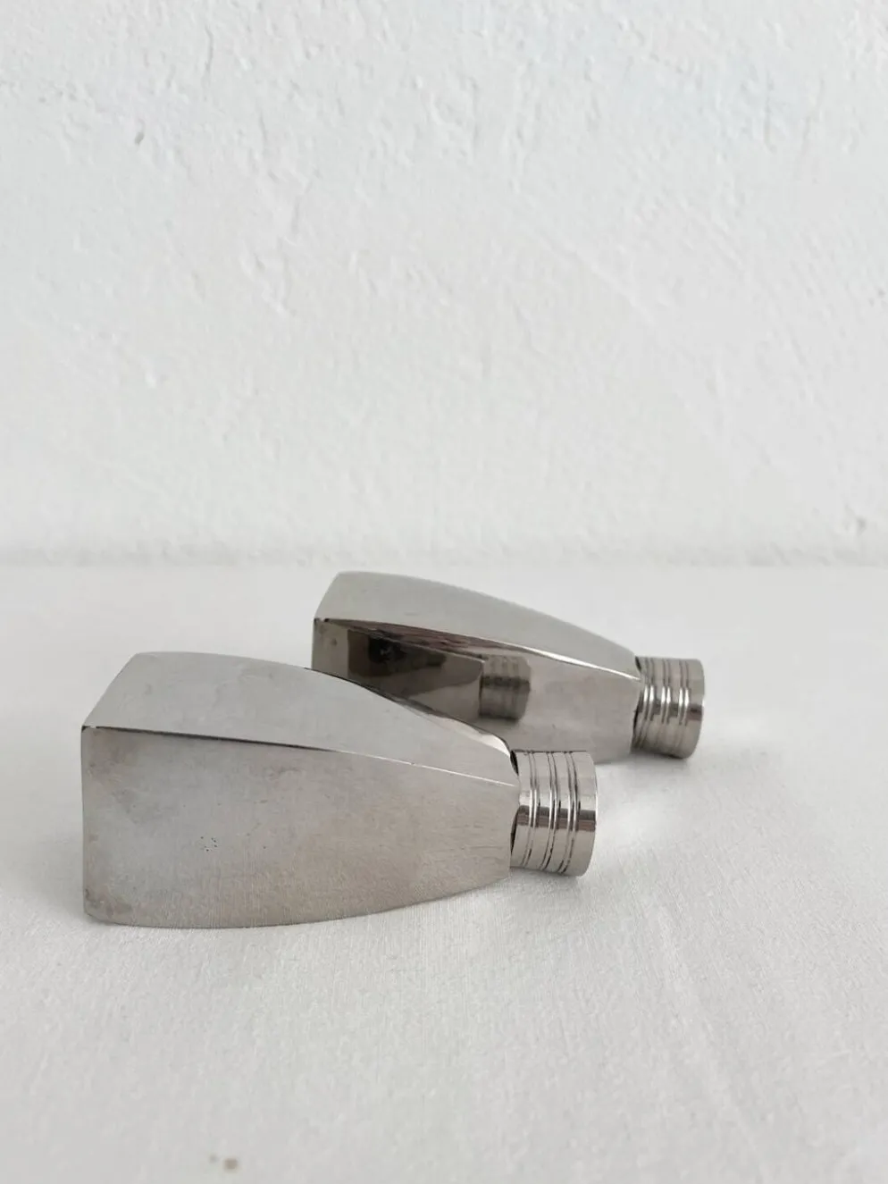 Salière et poivrier en métal chromé vintage