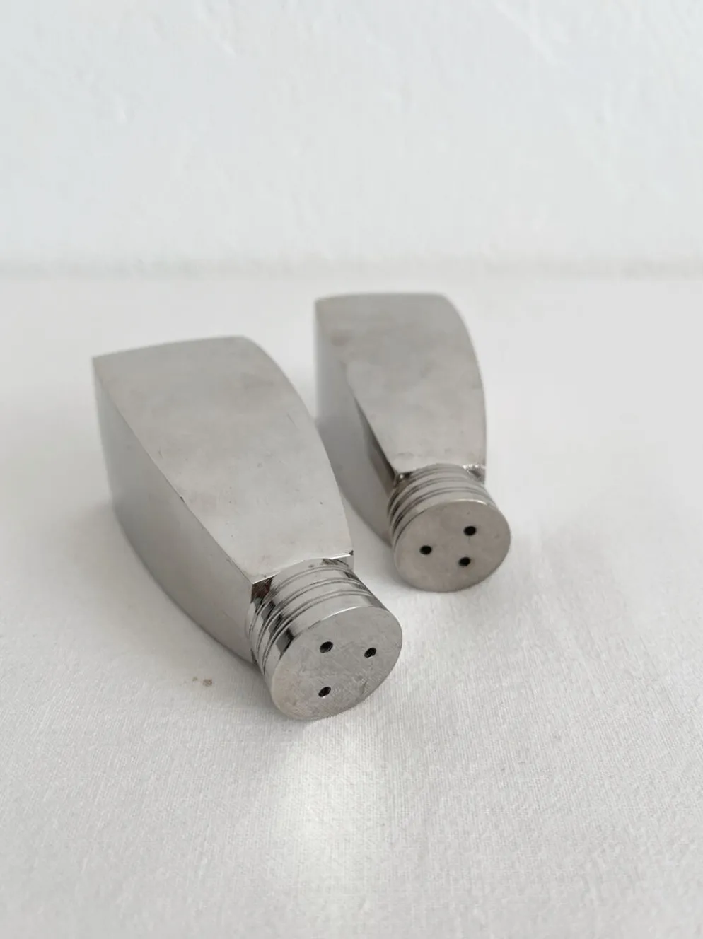 Salière et poivrier en métal chromé vintage