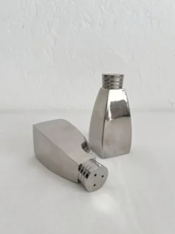 Salière et poivrier en métal chromé vintage