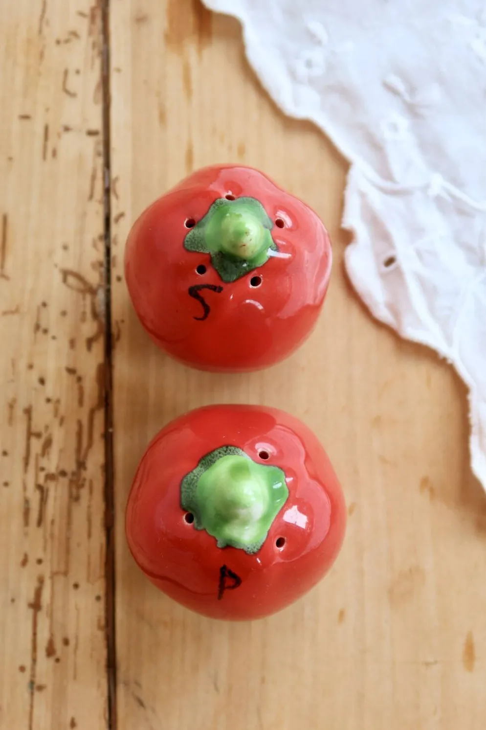 Salière et poivrier vintage en faïence forme tomate rouge