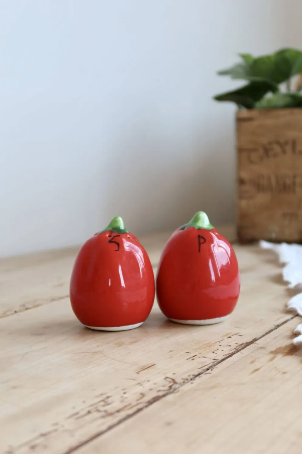 Salière et poivrier vintage en faïence forme tomate rouge