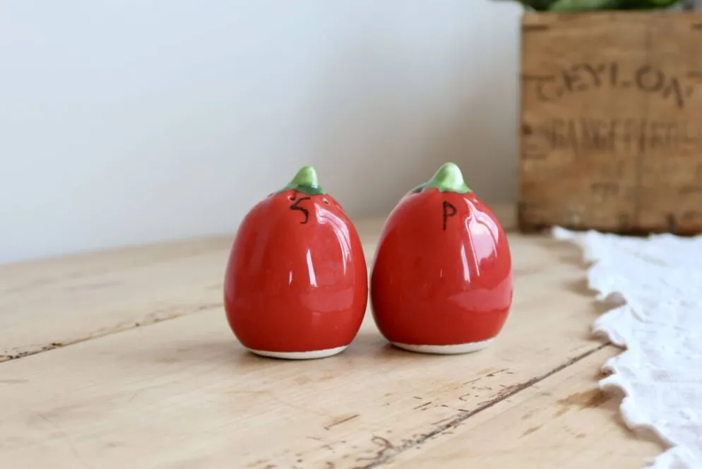 Salière et poivrier vintage en faïence forme tomate rouge