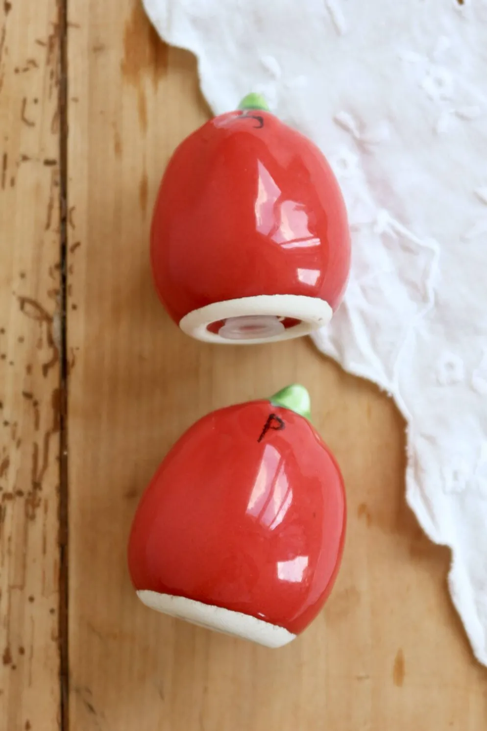 Salière et poivrier vintage en faïence forme tomate rouge