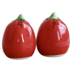 Salière et poivrier vintage en faïence forme tomate rouge