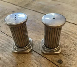 Salière et poivrière ancien en forme de colonne