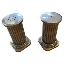 Salière et poivrière ancien en forme de colonne