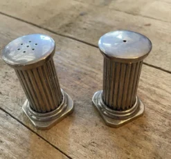 Salière et poivrière ancien en forme de colonne