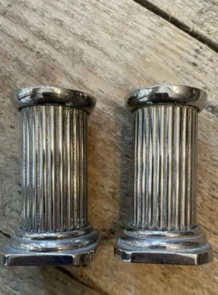 Salière et poivrière ancien en forme de colonne