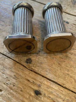 Salière et poivrière ancien en forme de colonne