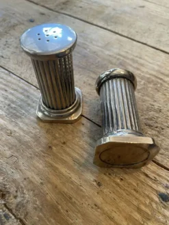 Salière et poivrière ancien en forme de colonne