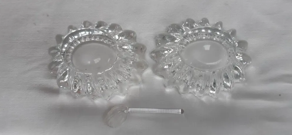 Salière et poivrière anciennes en cristal , avec leur petite cuillère