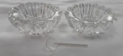 Salière et poivrière anciennes en cristal , avec leur petite cuillère