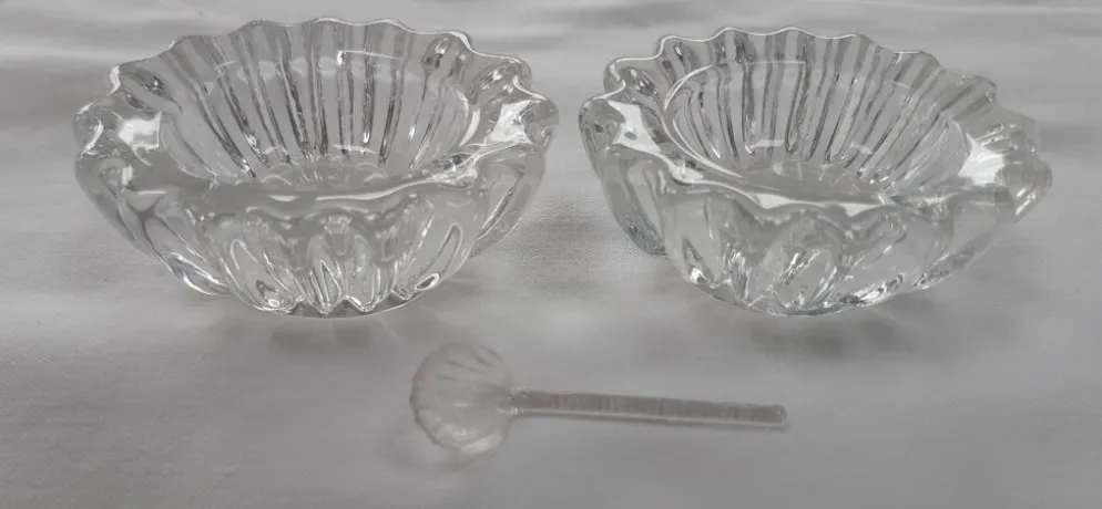 Salière et poivrière anciennes en cristal , avec leur petite cuillère