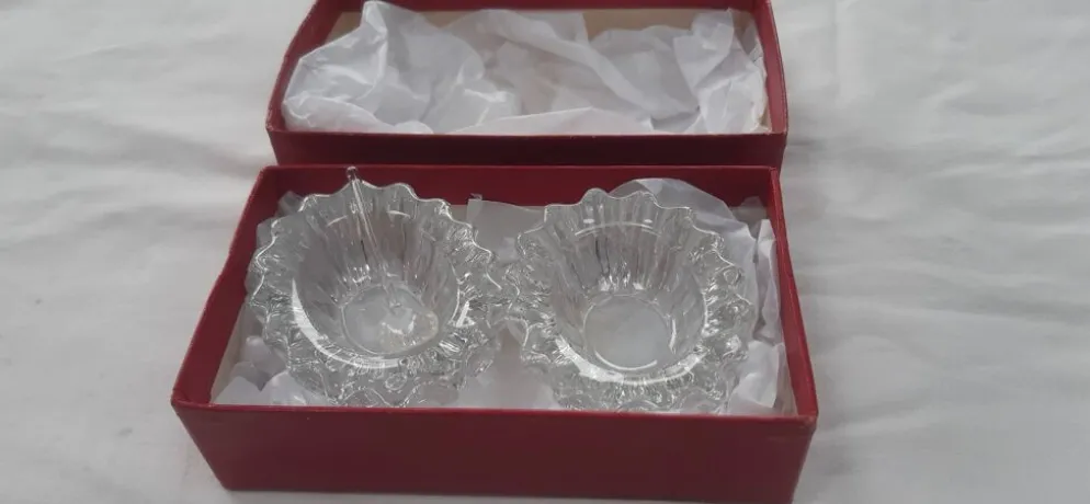 Salière et poivrière anciennes en cristal , avec leur petite cuillère